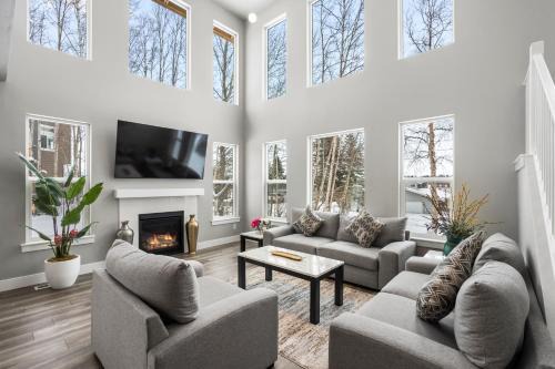 Sand Lake Apartment | Ruby House Beautiful- Peaceful-4BR Sleeps 12