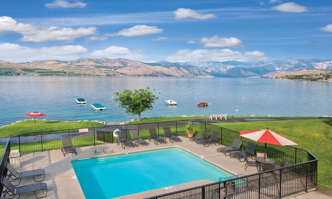 Chelan Resort | Rugged peaks of the North Cascades!