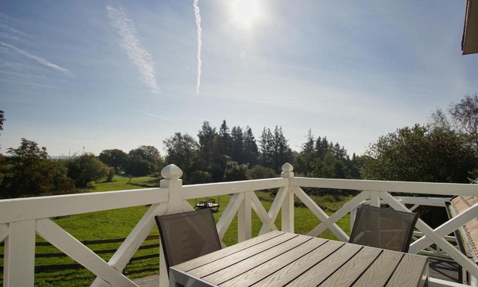 Bergen auf Ruegen Apartment | Ruhig und idyllische Lage, strandnah, gratis Nutzung vom AHOI Erlebnisbad und Sauna in Sellin- Gutshaus Silvitz FeWo 04