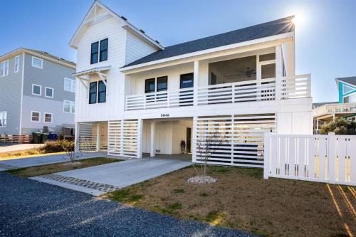South Nags Head House | Rum-DCA 600 ft to Beach with Hot Tub and Backyard