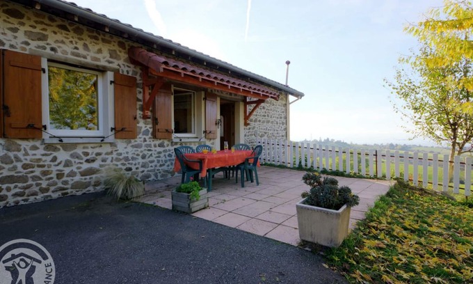 Saint-Heand Cottage | Rural house 2 bedrooms with garden, terrace, wifi, pets allowed