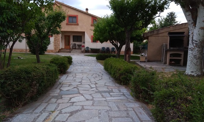 Palazuelos de Eresma Cottage | Rural house Las Tuyas, 6-8 places, next to ciud Segovia, garden, pets, internet