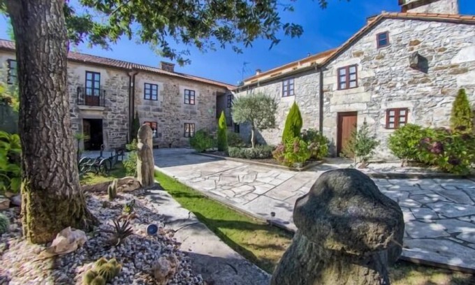 Codeseda Cottage | Rural Houses for 24 people with Pools and Spacious Garden
