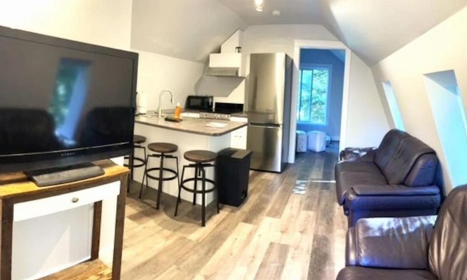 Shawnigan Lake House | Rustic 1-Bedroom farm style loft with fire pit