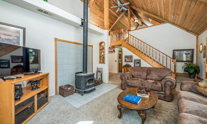 Shaver Lake Cabin | Rustic 2BR Cabin w/Loft, Large Deck, Wifi & W/D
