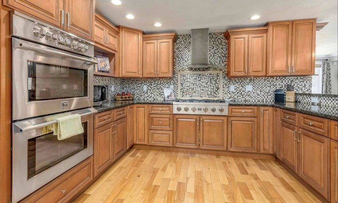 Londonderry House | Rustic 6 bedroom 6,500 sf home on 4 acres with hot tub!