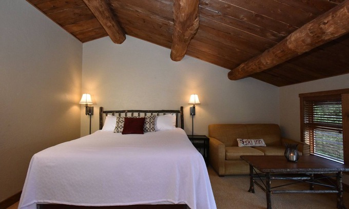 Seven Springs Ski Chalet | Rustic 6BR Chalet | Near Ski Lifts + Private Decks