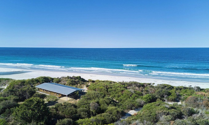 Douglas River House | Rustic by the sea - Freycinet Holiday Houses