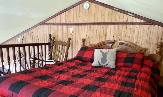 Saint-Colomban Apartment | Rustic cabin style mini-loft in the forest #301622