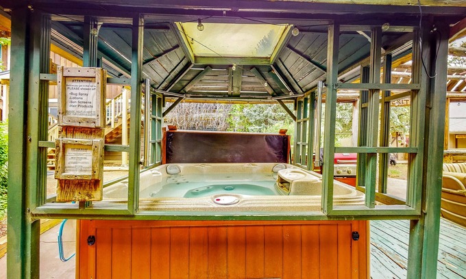 Cedaredge Cabin | Rustic cabin with stellar shared amenities