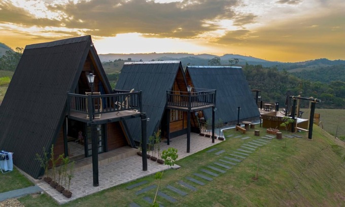 Serra Negra Ski Chalet | Rustic chalet with hot tub, beautiful view and breakfast in Serra Negra