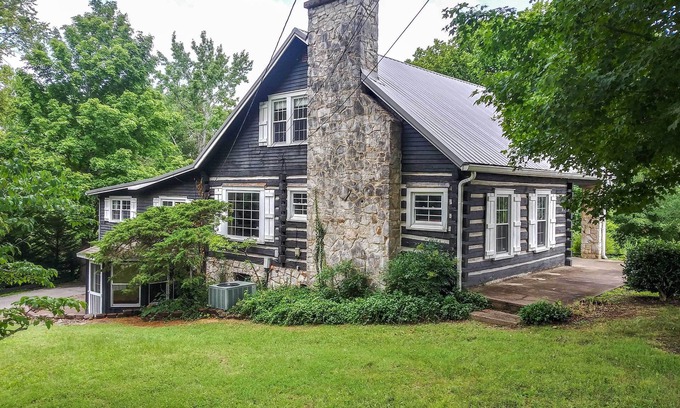 Dover House | Rustic Dover Retreat w/Porch - Walk to Boat Ramp!