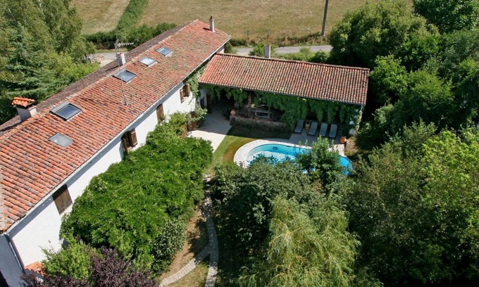 Essertines-en-Donzy Cottage | Rustic estate with private pool and pet-friendly