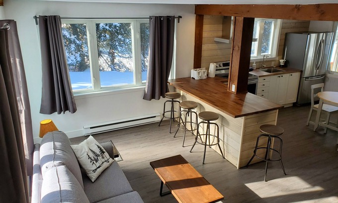 St-Adolphe-d'Howard Ski Chalet | Rustic lakeside cottage with spa