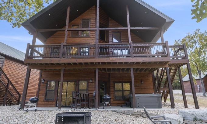 Indian Point Villa | Rustic & Lavish 7 BR Cabin Steps from Water's Edge - Indian Point (C05)