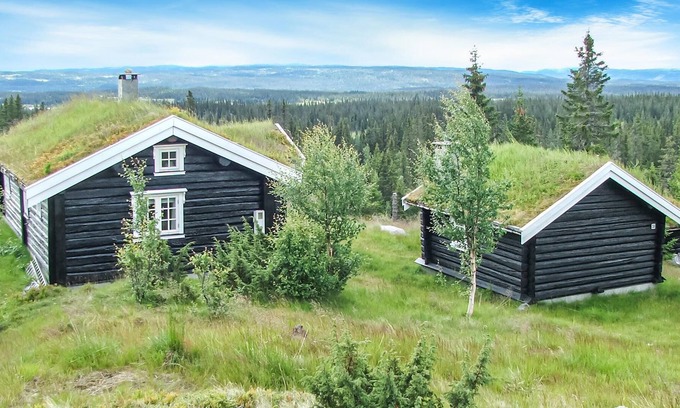 Sor-Aurdal House | Rustic log house, originally a farmhouse from 1850, beautifully situated on a hill on the outskirts
