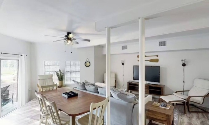 Onalaska House | Rustic Pet Friendly 3 bedroom/2 Bathroom home near Lake Livingston