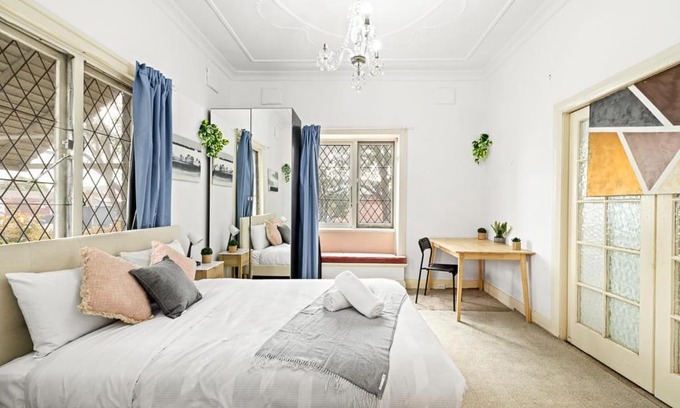 Maroubra South House | Rustic Queen Room - Seconds to Stores & Eateries - Shared Bathroom