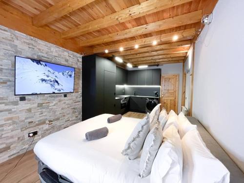 Soldeu Apartment | Rustic Retreat in Incles Valley Free Parking Mountain Views l by BonesVacances