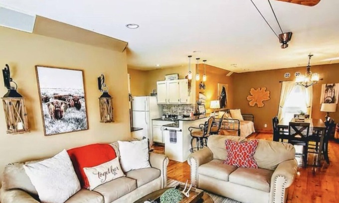 Barnhart Apartment | Rustic Secluded Guest House w/Valley Views + Pool