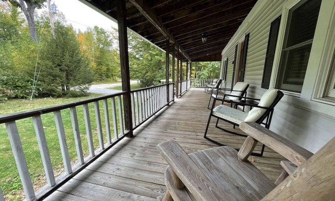 Windsor House | Rustic Updated Cozy Lake House! Close to skiing!
