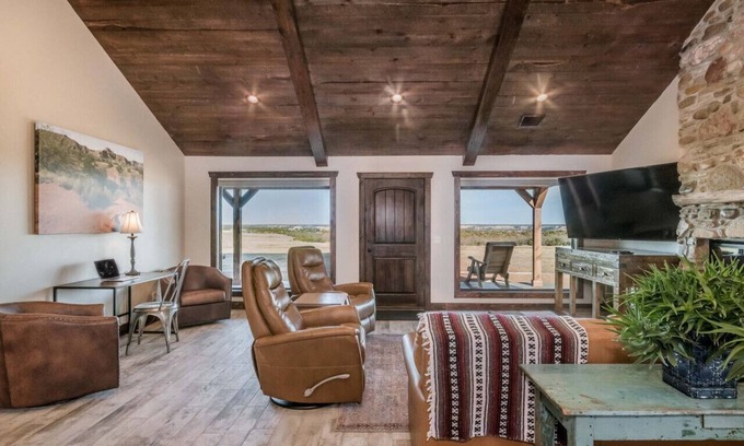 Canyon Apartment | Rustlers Draw cabin in the pasture