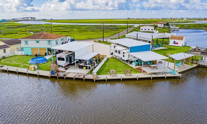 Cedar Lane Cabin | (RV1) Paradise in Sargent, Texas. Saltwater canal, minutes to the ICW and beach.