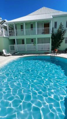 Orient Bay Apartment | Séjour entre plage et piscine