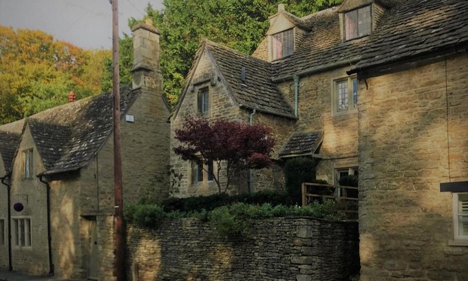 Bibury House | Sackville House a riverside, grade II cottage, Bibury, up to 6 people
