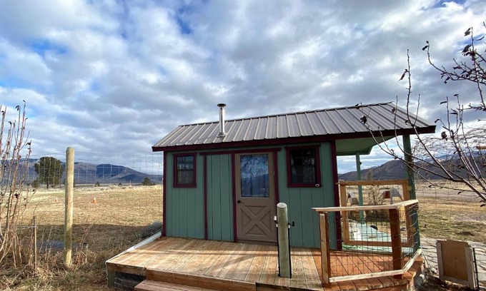 Hot Springs Apartment | Sage Oasis Garden Tea Cabin