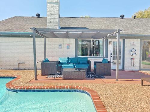 Southbelt/Ellington House | Sageview Cottage - 4 BDR with Pool Pet Friendly