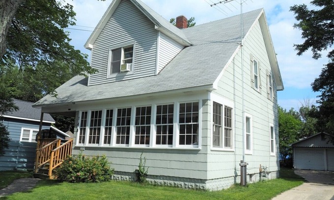 Manistee House | Sailor's Delight - Remodeled and Super Cute!