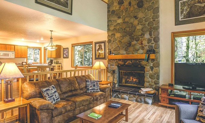 Brightwood Cabin | Salmonberry Retreat on the River, Fireplace, Hot Tub. Dogs Welcome