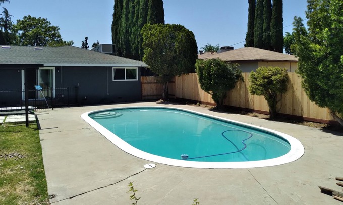 Raisin House | Sambanni Inn "Cozy" large pool and back yard relaxing quite home.