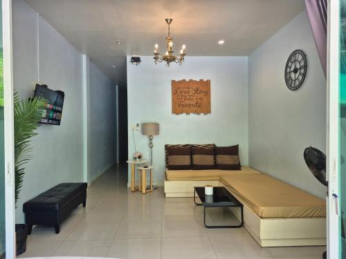 Rayong House | Samed Your House Family Room