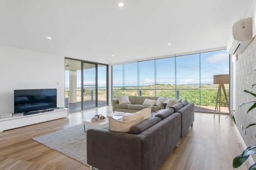 Middleton House | Samphire Middleton-Beach - BYO Linen - Wi-Fi-Luxury-Family