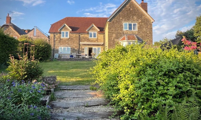 Donhead Saint Andrew House | SAMSTONE, pet friendly, with open fire in Ludwell