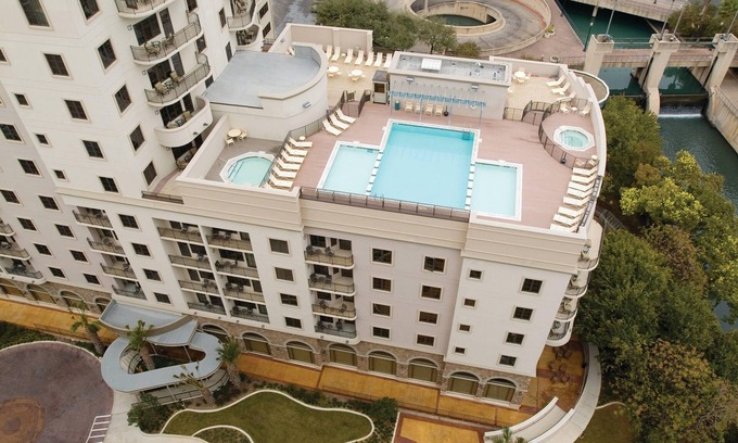 Downtown San Antonio Resort | San Antonio, TX: 1BR w/Whirlpool Tub, Free WIFI, Resort Pool, 0.5 Mi. River Walk