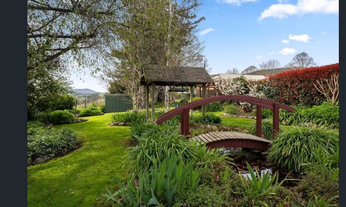 Eskdale House | Sanctuary in beautiful gardens with views of Mt Bogong!