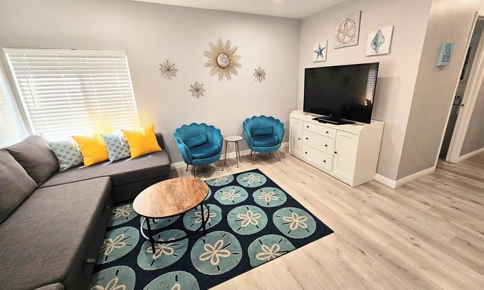 Pacific Beach House | Sand Dollar Villa, Close to Beaches, Bay & SeaWorld A/C, Parking Incl.