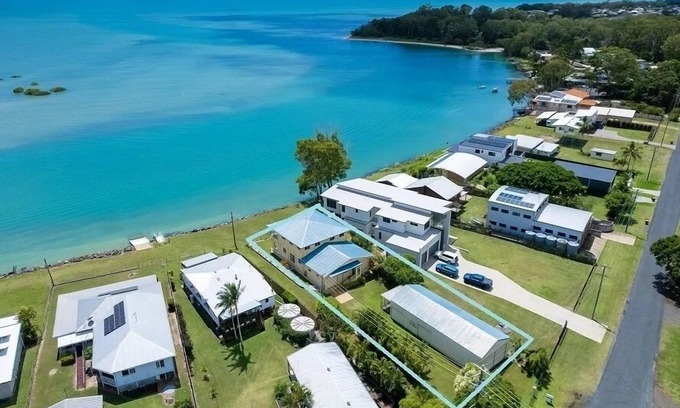 Toogoom House | Sandbar on Moreton – Waterfront -5 bedrms-3 baths-Sleeps 10-WiFi-2 TVs-Linens