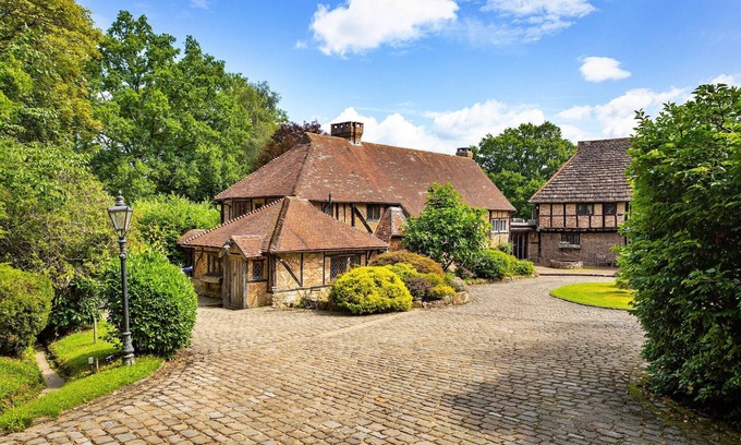 Crawley Down Cottage | Sandhill Cottage with Hot Tub