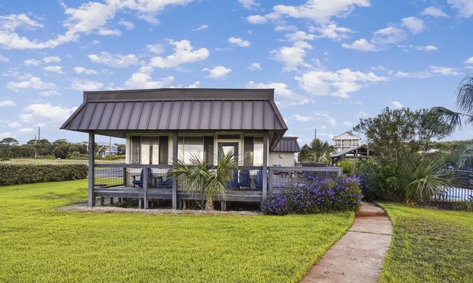 East End House | SANDPIPER COTTAGE is one of the few ground level homes left on St. George Island!
