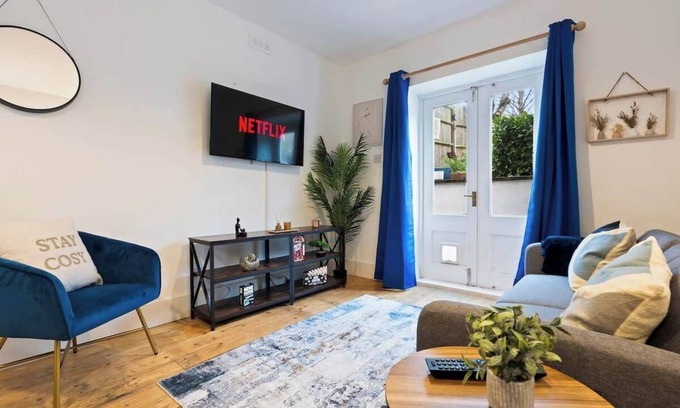 The Lane Apartment | Sandringham House 2-Bed Gem in London| Heated Pool