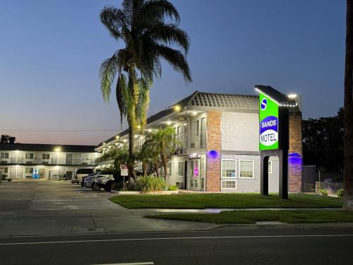 La Sierra Hotel | Sands Motel