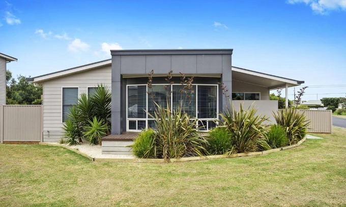 Apollo Bay House | Sandy Feet