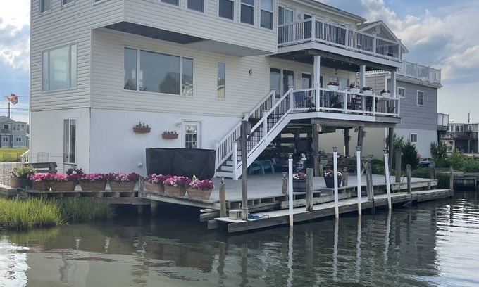 Mud City House | SANDY FEET RETREAT-Waterfront home - 5 mins to LBI