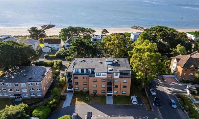 Sandbanks Apartment | Sandy Shores - 2-bed flat on Sandbanks Peninsular