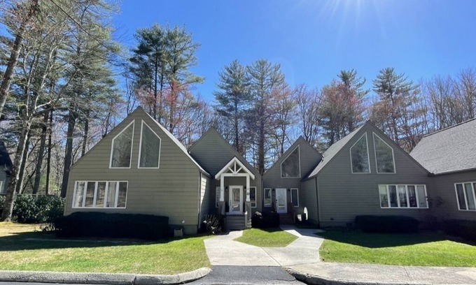 Sapphire House | Sapphire Valley Townhouse BEAUTIFUL-2 min. walk to amenities & restaurants!