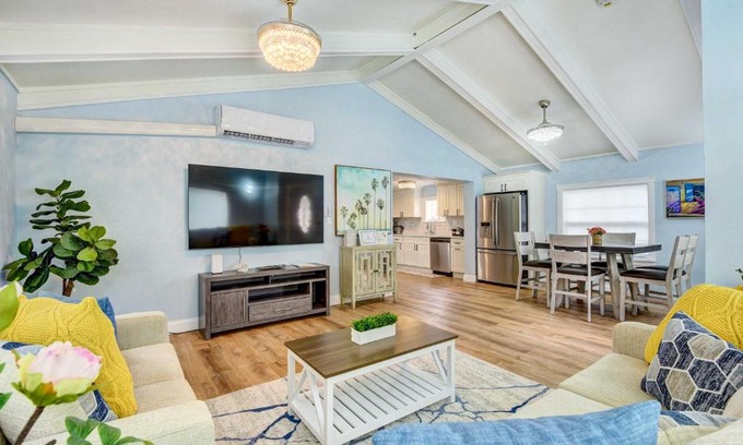 Bayou Oaks House | Sarasota Home with Screened Porch, Walk To Zoo!